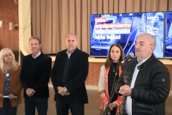 Perotti y Calvo entregaron equipamiento a efectores de salud de la región