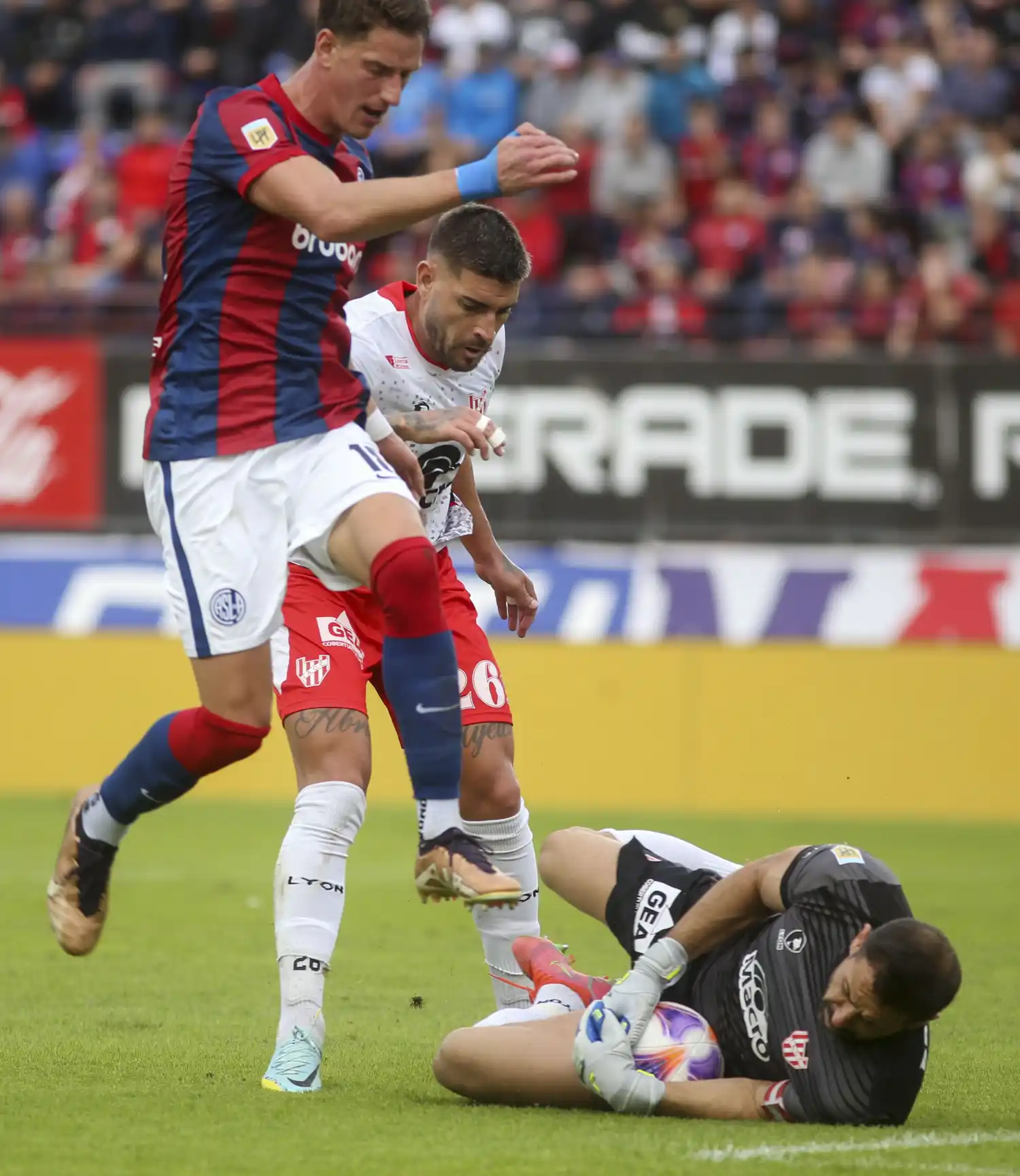 Vombergar, amenaza de gol en San Lorenzo.
