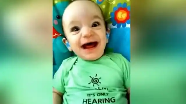 Video: el momento en que un bebé sordo oye a su mamá por primera vez