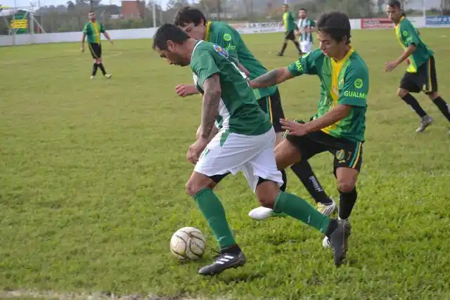 Torneo Oficial: Libertad y Centro Bancario no aflojan en la Zona “B”