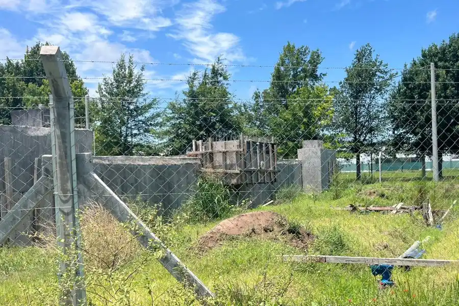 Reclamo por la obra de ASSA en barrio Villa Los Álamos