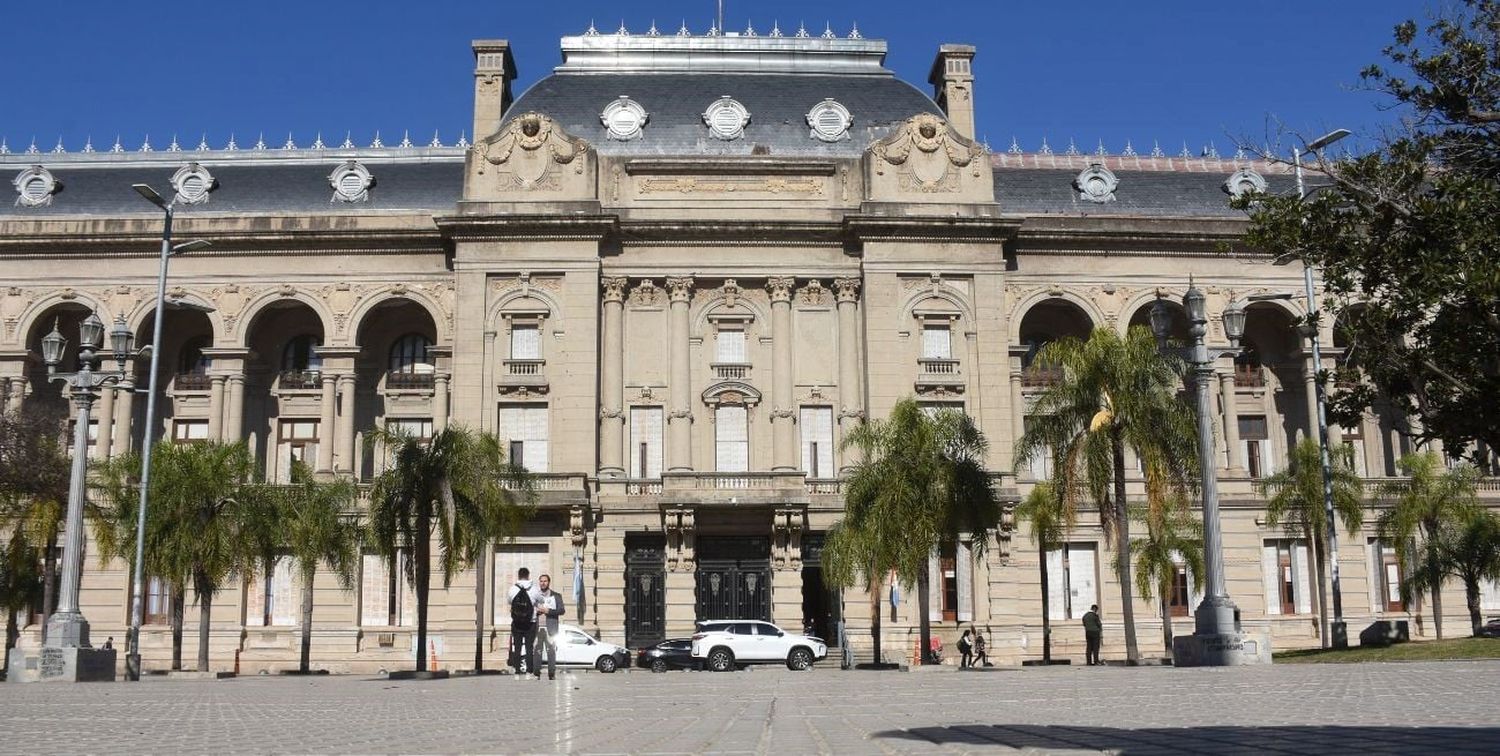 Los decretos firmados buscan proporcionar a los poderes del Estado y a otros organismos públicos los fondos necesarios para pagar salarios. Crédito: Mauricio Garín.