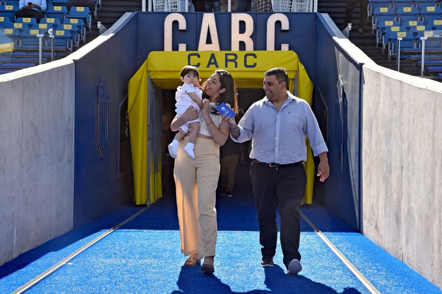 El momento en que una pareja ingresa a la cancha para casarse.