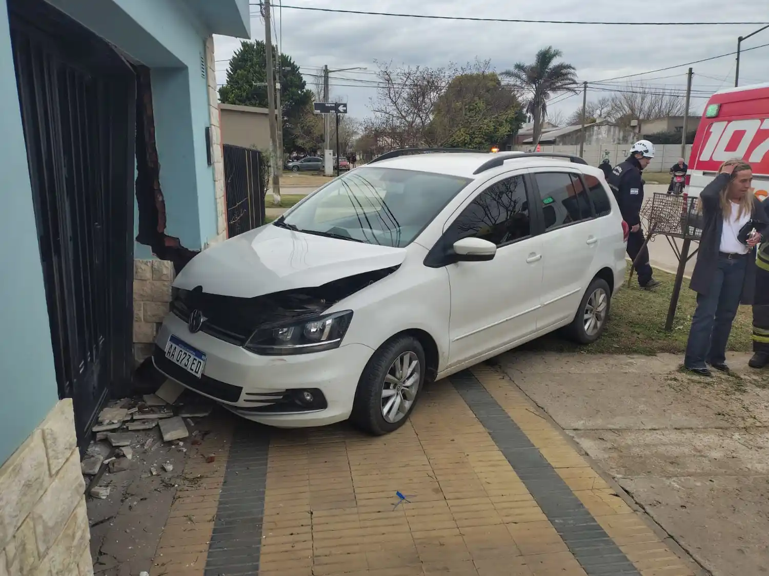 Fuerte choque de un auto contra una vivienda.
