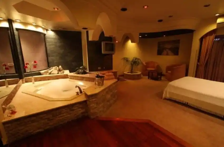 Los grababan en secreto teniendo sexo y lo transmitían en vivo