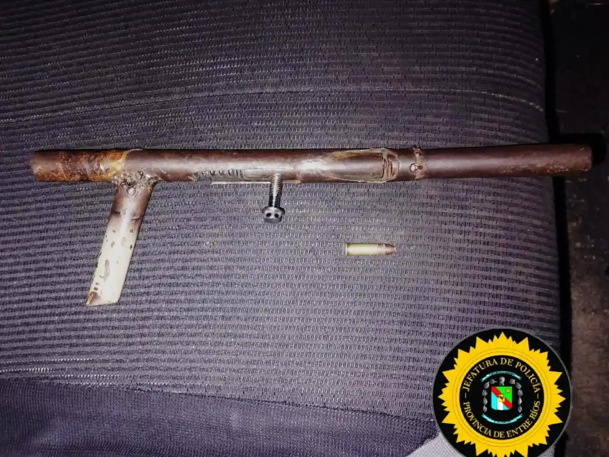 Cuatro hombres armados en una plaza: dos eran menores y secuestraron un arma casera