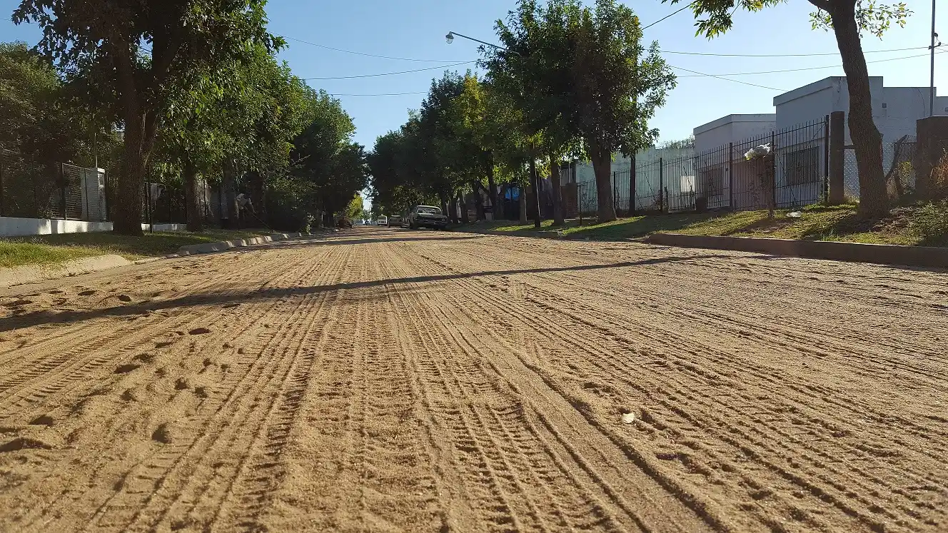 Colocaron riego asfáltico en diez calles del Barrio Azul