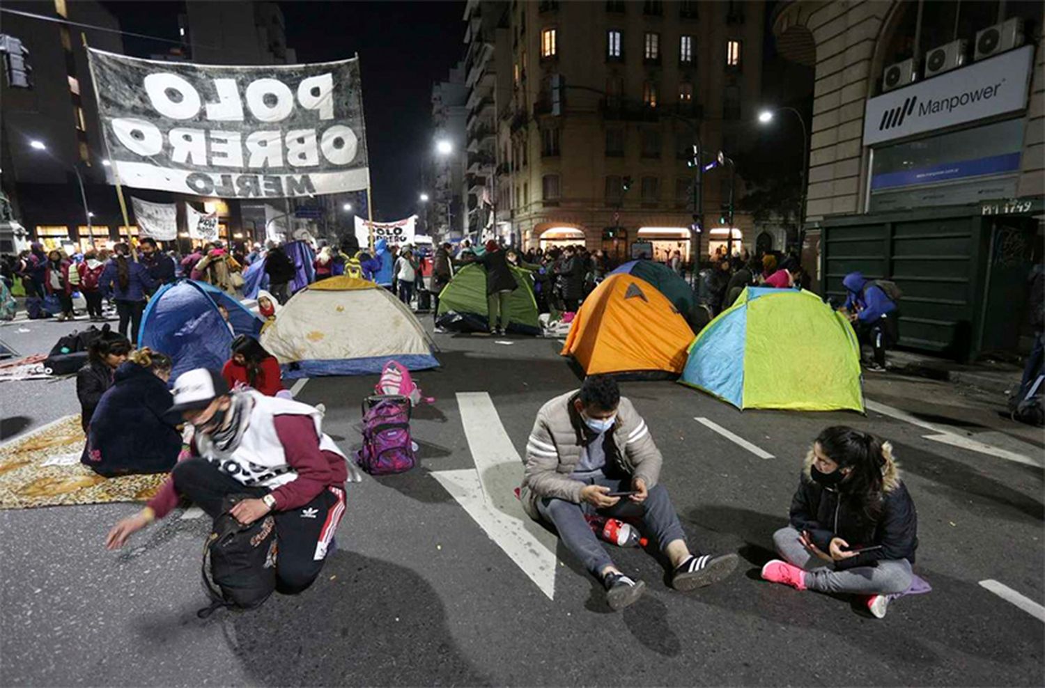 Mantienen el acampe frente al Ministerio de Educación en reclamo de computadoras y WiFi