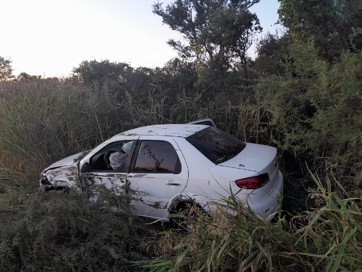 Un auto terminó en la banquina tras chocar con un camión en la Ruta 19