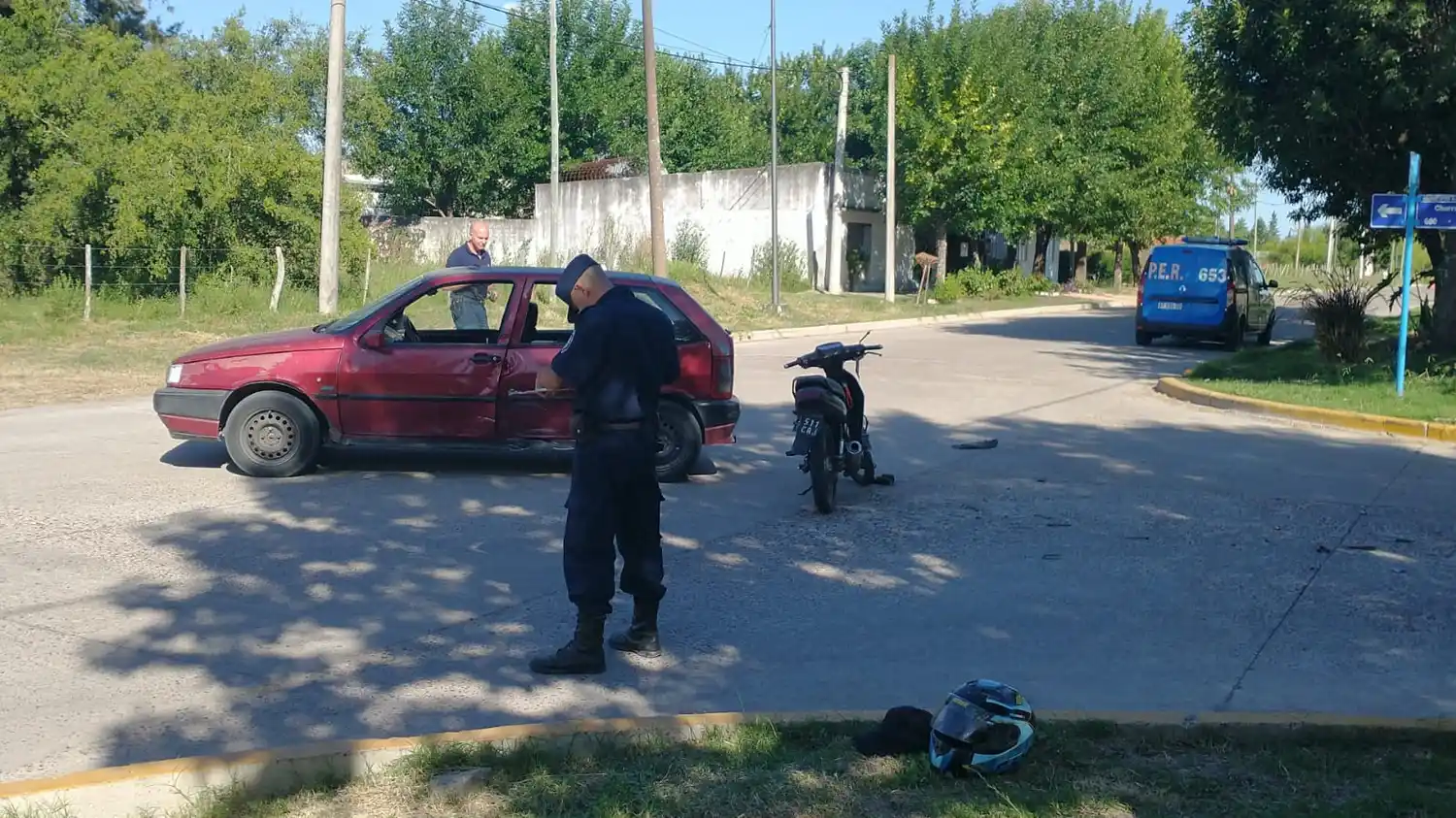 Fuerte accidente entre un auto y una moto en Urdinarrain