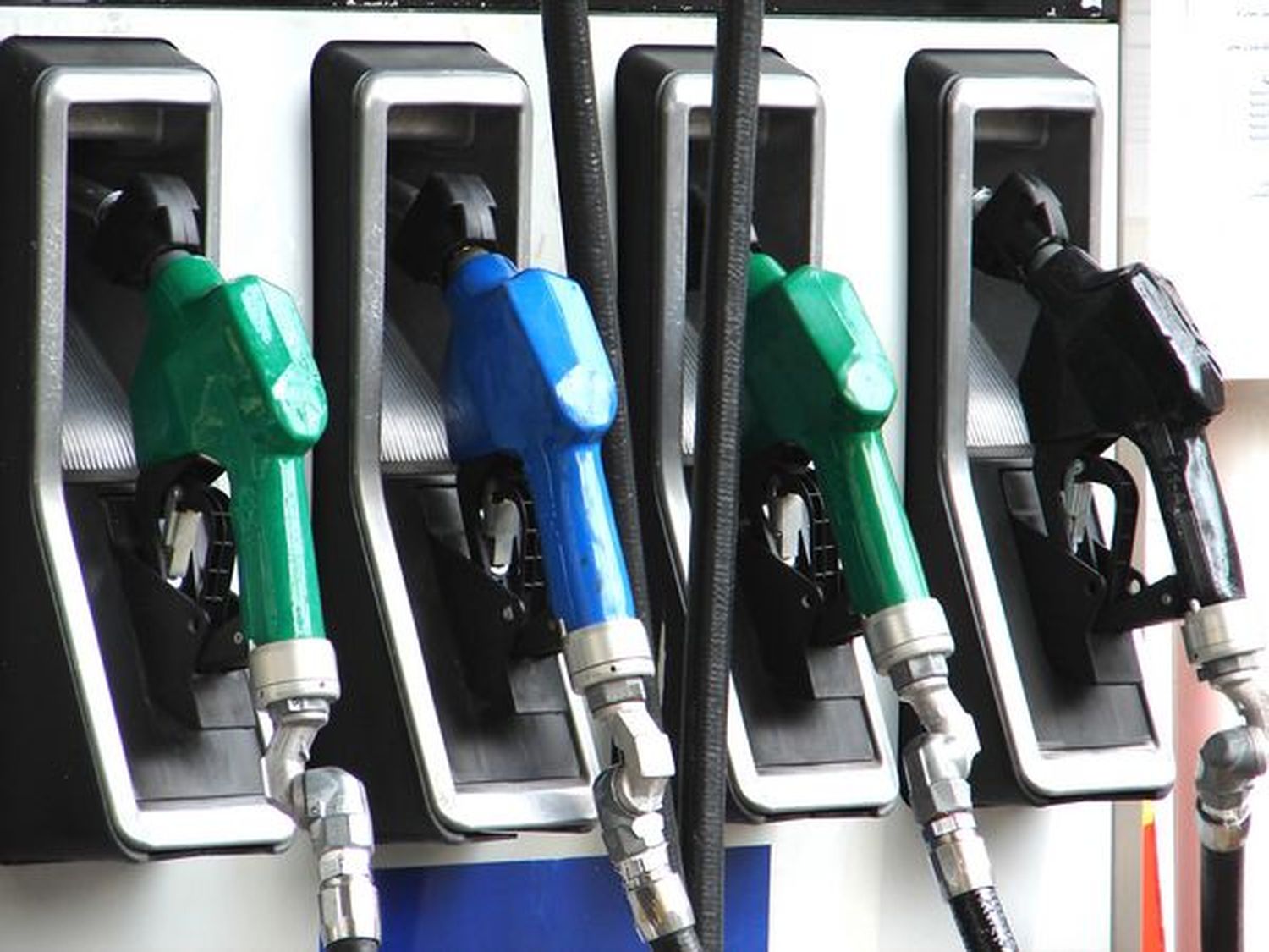 El congelamiento de naftas duró 33 días: Aumentan 4% desde este jueves