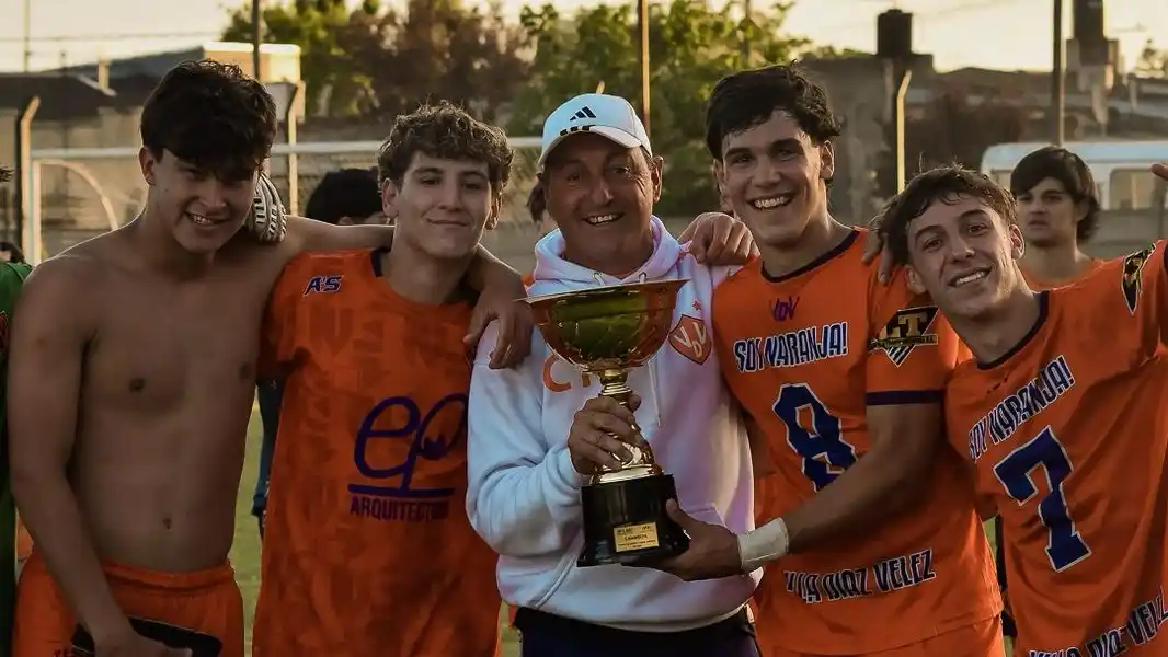 Pablo Vázquez, junto a algunos de sus dirigidos, y el trofeo de Reserva