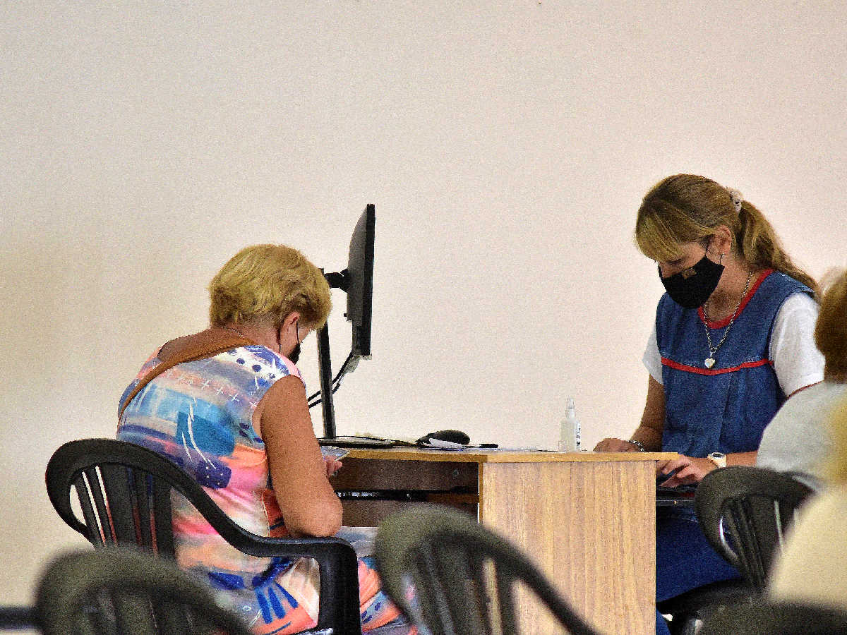 Mayores de 70: unas 150 personas fueron asesoradas para solicitar su turno para la vacunación   
