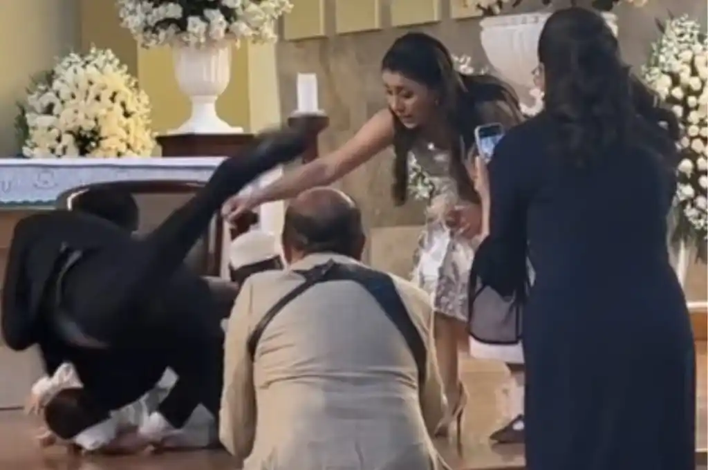 El pequeño bebé estuvo a punto de caer al piso.