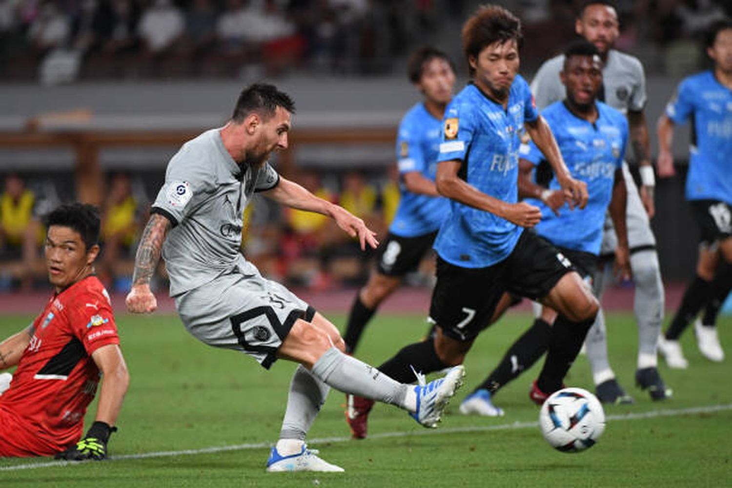 Messi en acción frente al Kawasaki Frontale.