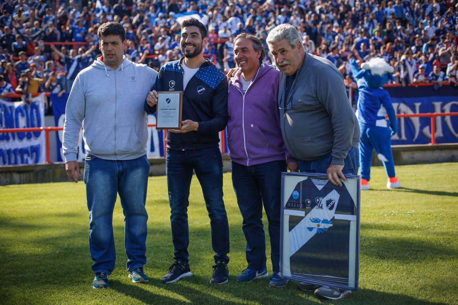 Moyano dejó la presidencia y recibió un reconocimiento de Alvarado