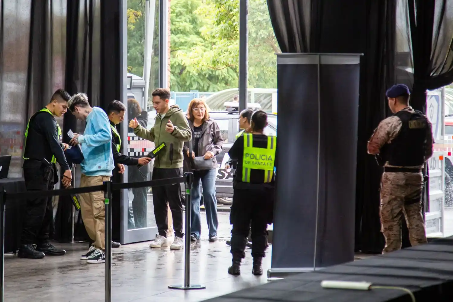 Provincia exhibe vehículos incautados al delito en Rosario antes de la subasta, con más de 5.400 inscriptos de todo el país - 1