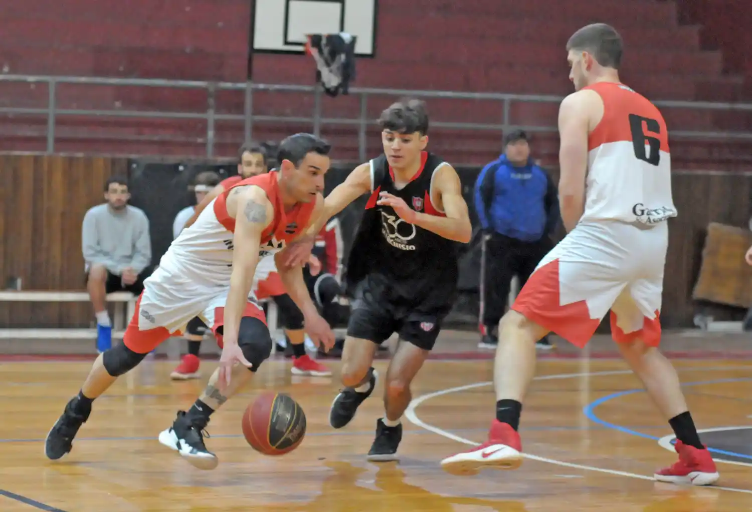 Hartstock ataca buscando la cortina de Arca.