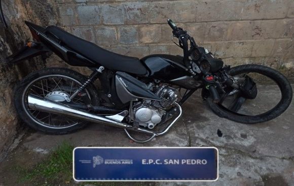 Policía atrapó a dos motochorros cuando cayeron del rodado tras impactar contra una columna de luz