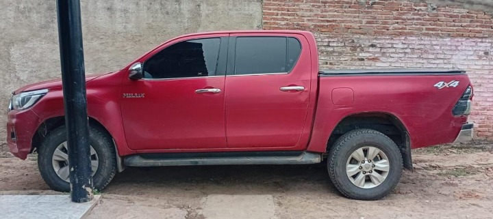 Intentó embestir un control policial, lo detuvieron y secuestraron una camioneta robada