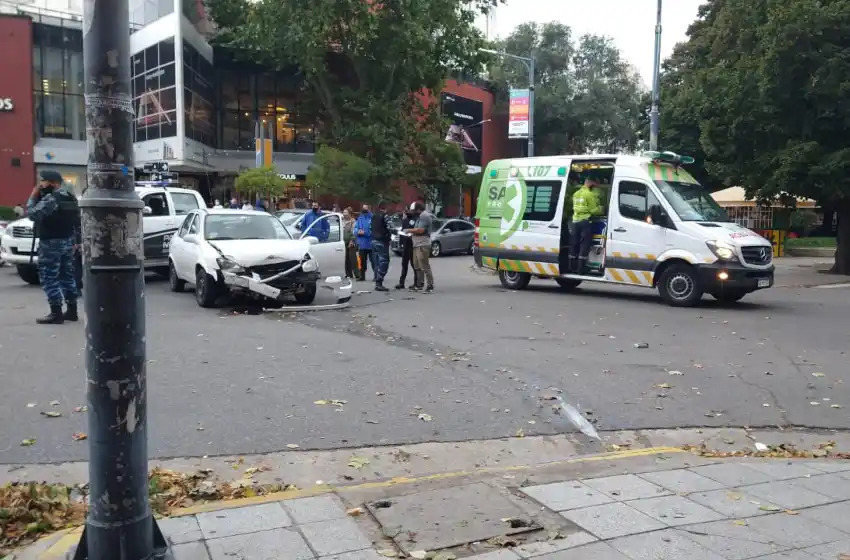 Fuerte choque en pleno centro: hay un hombre herido