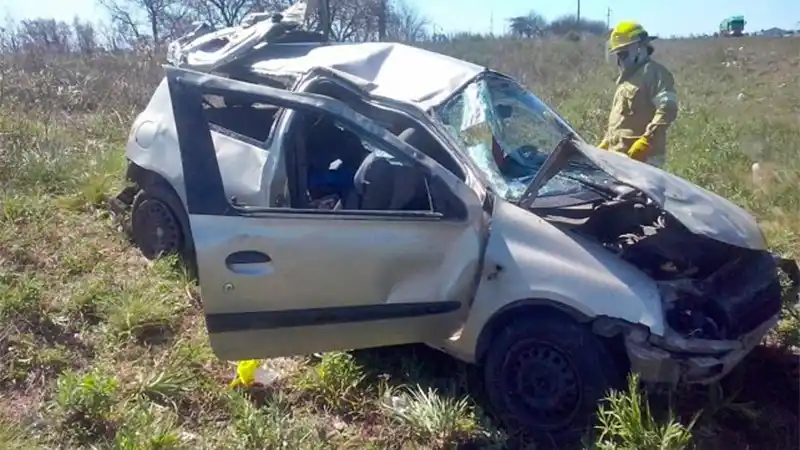 Auto despistó y volcó: el conductor adujo que se le "cruzó alguien"