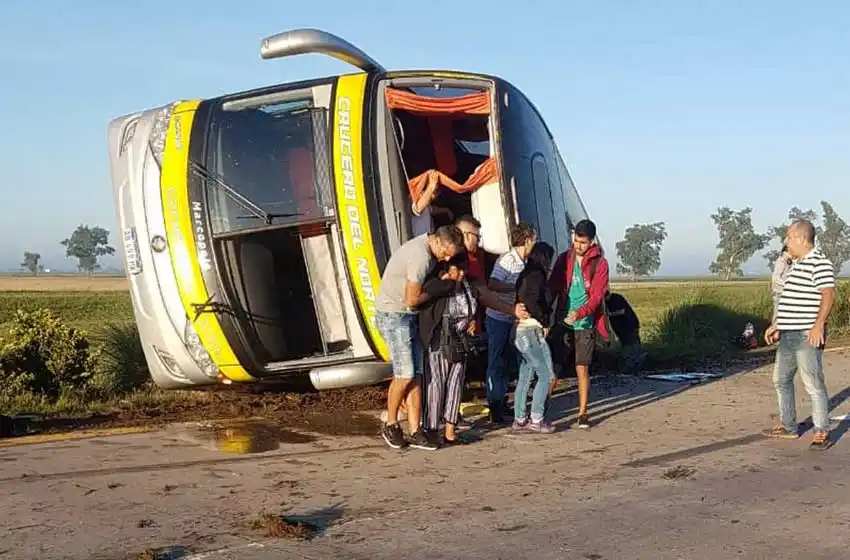 Un micro que iba a Córdoba volcó en Santa Fe y hay varios heridos