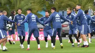 El plantel argentino inició la preparación del clásico con un entrenamiento «familiar»
