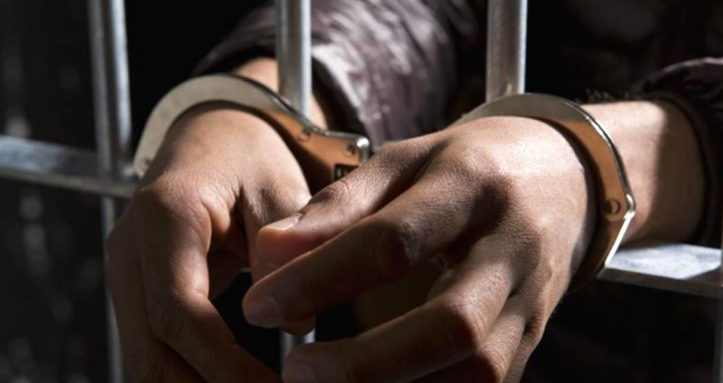 Se puso a hacer disturbios en una terminal de ómnibus: descubrieron que era prófugo por abusar de una menor
