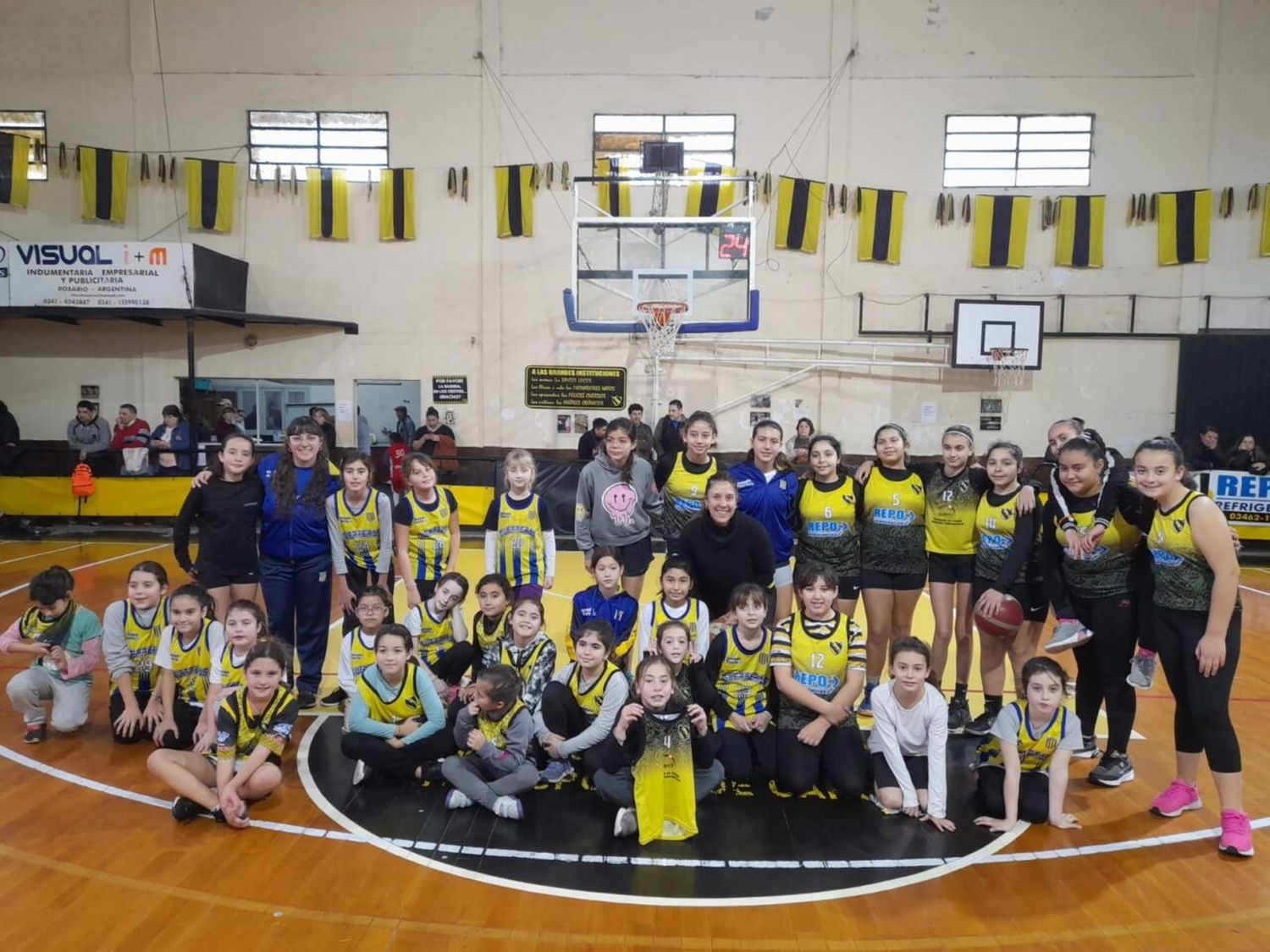 Encuentro de basquet femenino en Elortondo