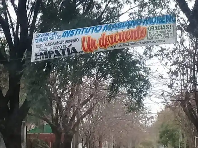 La insólita respuesta de un colegio privado en Luis Guillón al pasacalle de padres que reclaman descuentos en las cuotas
