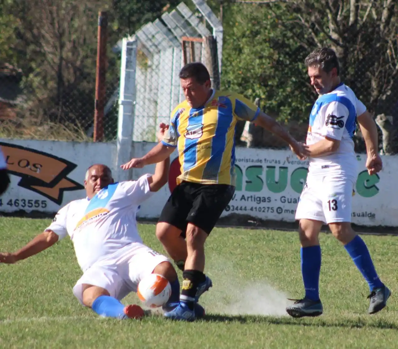 En la gráfica vemos una fuerte entrada del recio y robusto jugador de Libertad, Marcelo Sobradelo Irigoyen ante un delantero de El Progreso. El triunfo quedó para los auriazules por 2-1