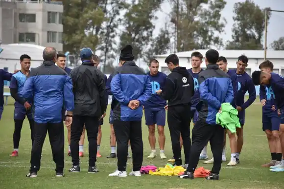 Atlético volvió a entrenar con una baja confirmada