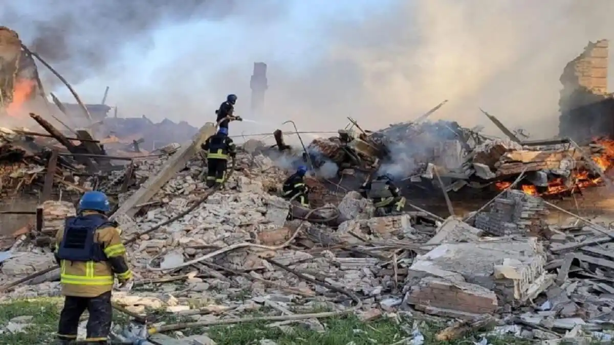 ¡HORROR! 60 desaparecidos tras bombardeo de una escuela, al este de Ucrania