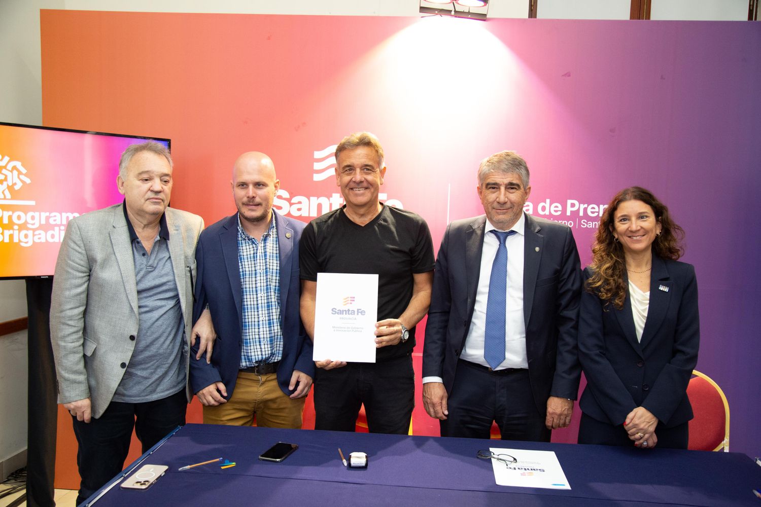 El intendente de Firmat, Leonel Maximino, junto a Bastia, Di Gregorio, Vergé y Real.