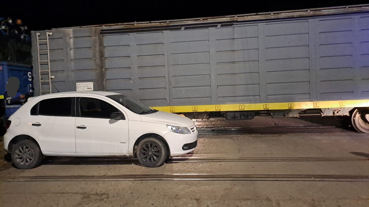 Un conductor resultó ileso tras haber sido embestido por el tren
