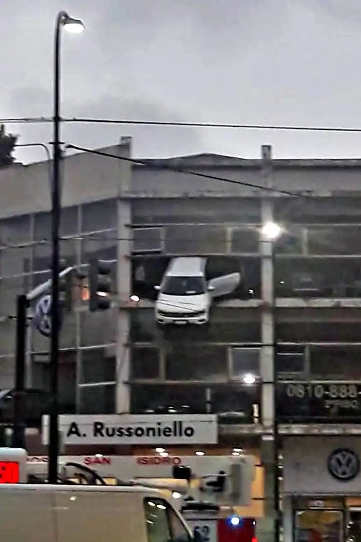 Auto colgante: Casi una tragedia en concesionaria de Acassuso 
