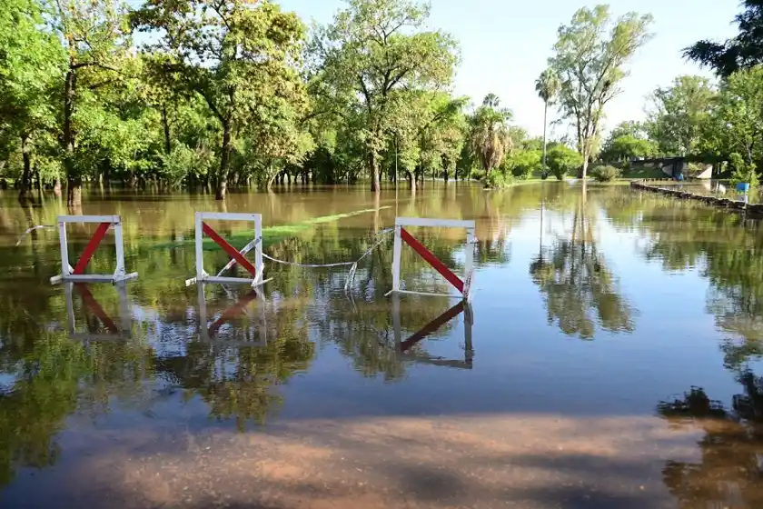 Por la creciente del río, cerraron el acceso al Parque Unzué y restringieron la circulación en varias calles