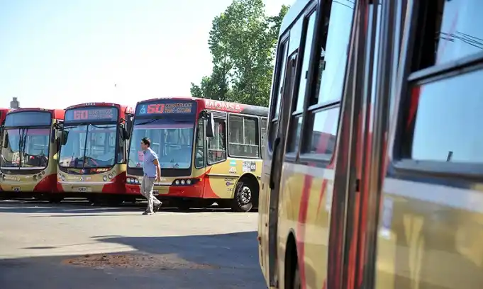 Choferes de la Línea 60 realizan medidas de fuerza en reclamo de aumentos