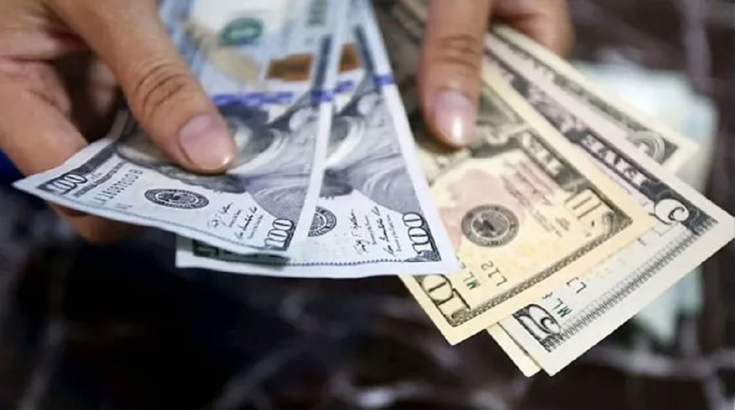 El dólar “blue” arrancó la semana en alza y subió a $380