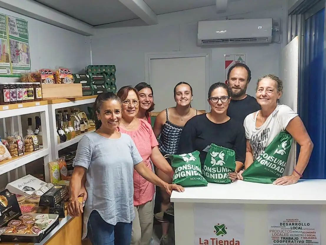 La tienda de la Escuela "Sábato" abrió la semana pasada.