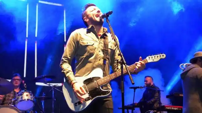 No Te Va Gustar hizo delirar a cientos de jóvenes con su recital en Saladillo