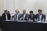Matías Moreno, en el centro, escuchando la sentencia.