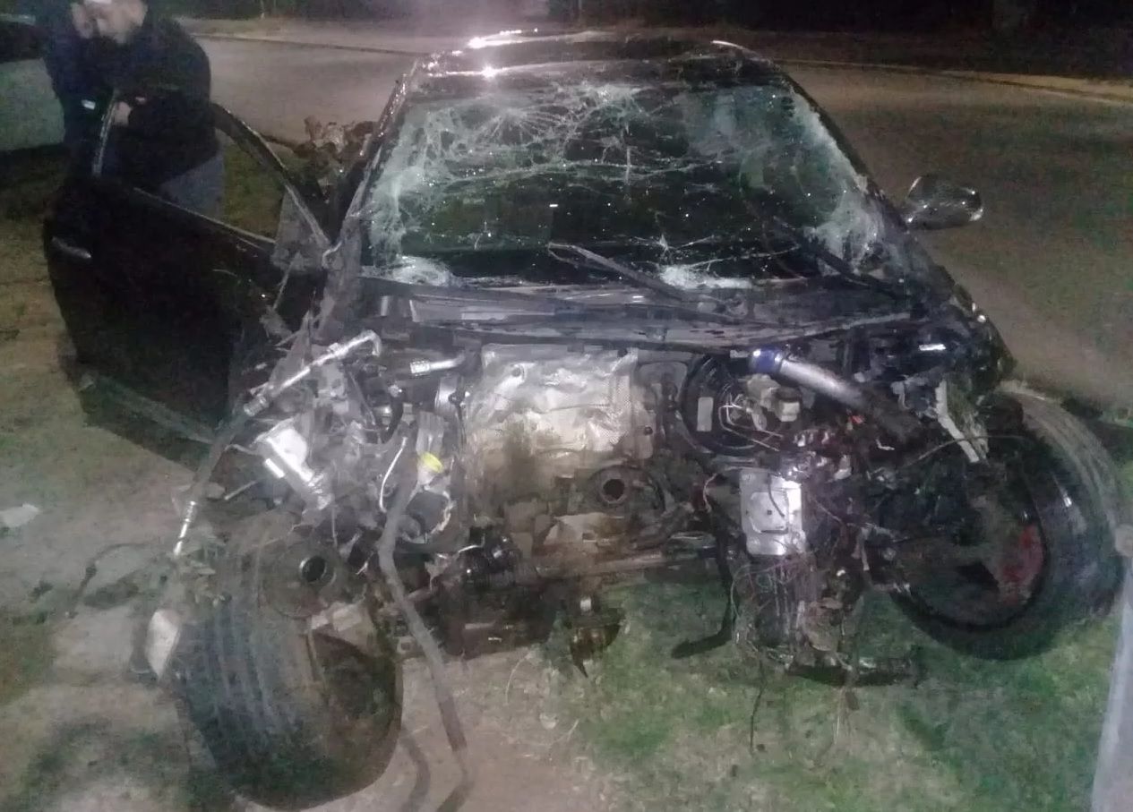 Impresionante vuelco: se desprendió el motor de un Megane y quedó sobre la vereda