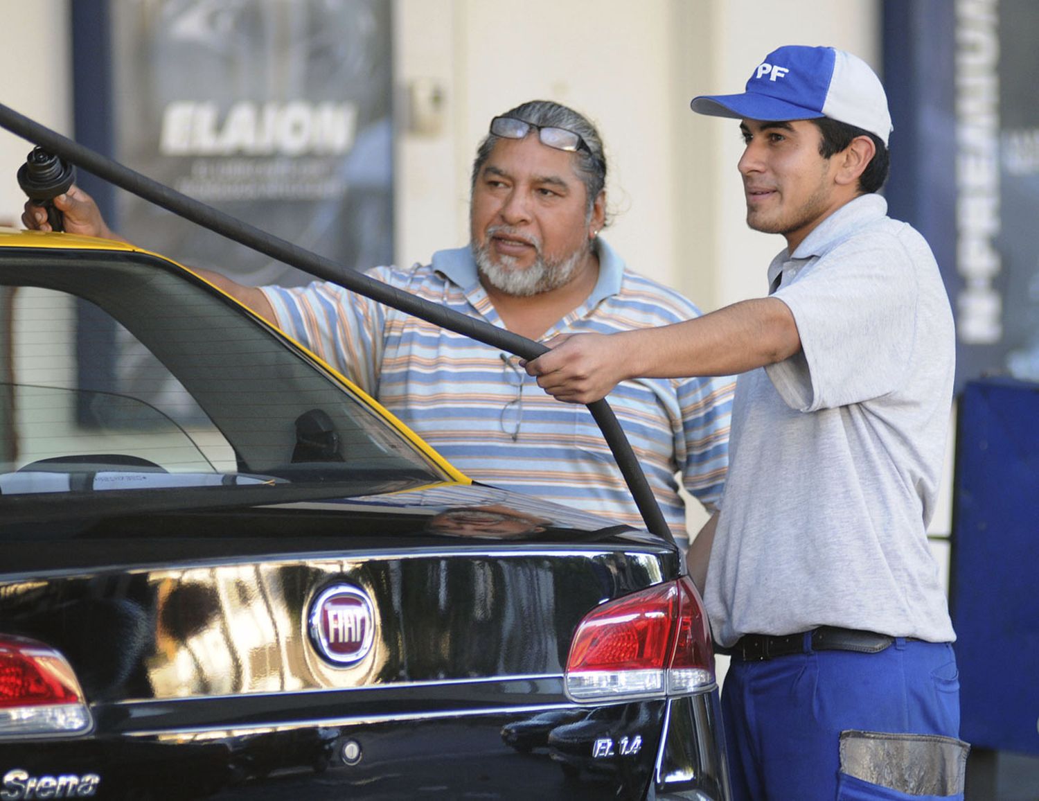 El Gobierno evalúa subir impuestos y las naftas podrían aumentar un 11% este jueves