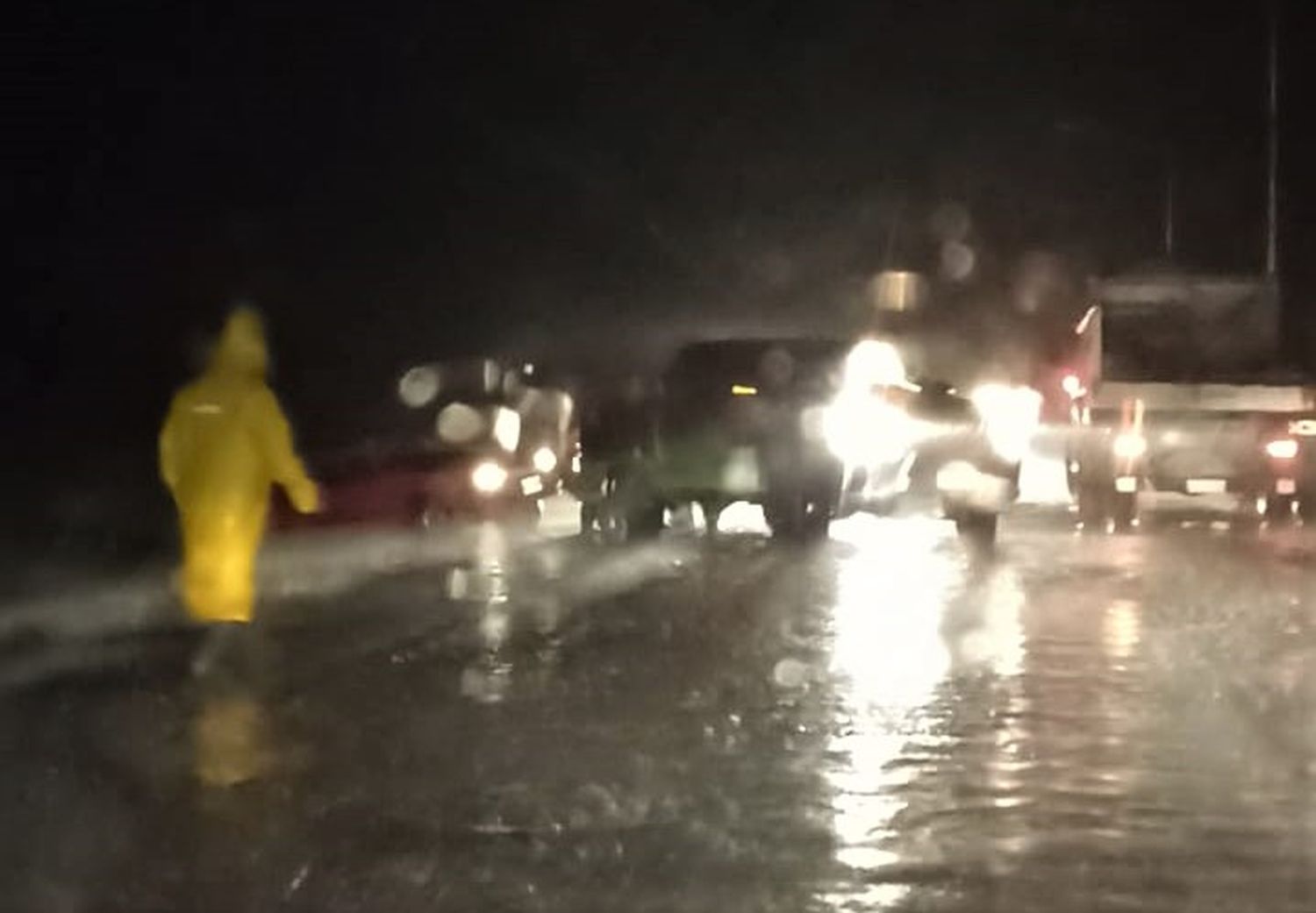 Tormenta: cayó un  auto en una zanja en el camino Lucio Mansilla