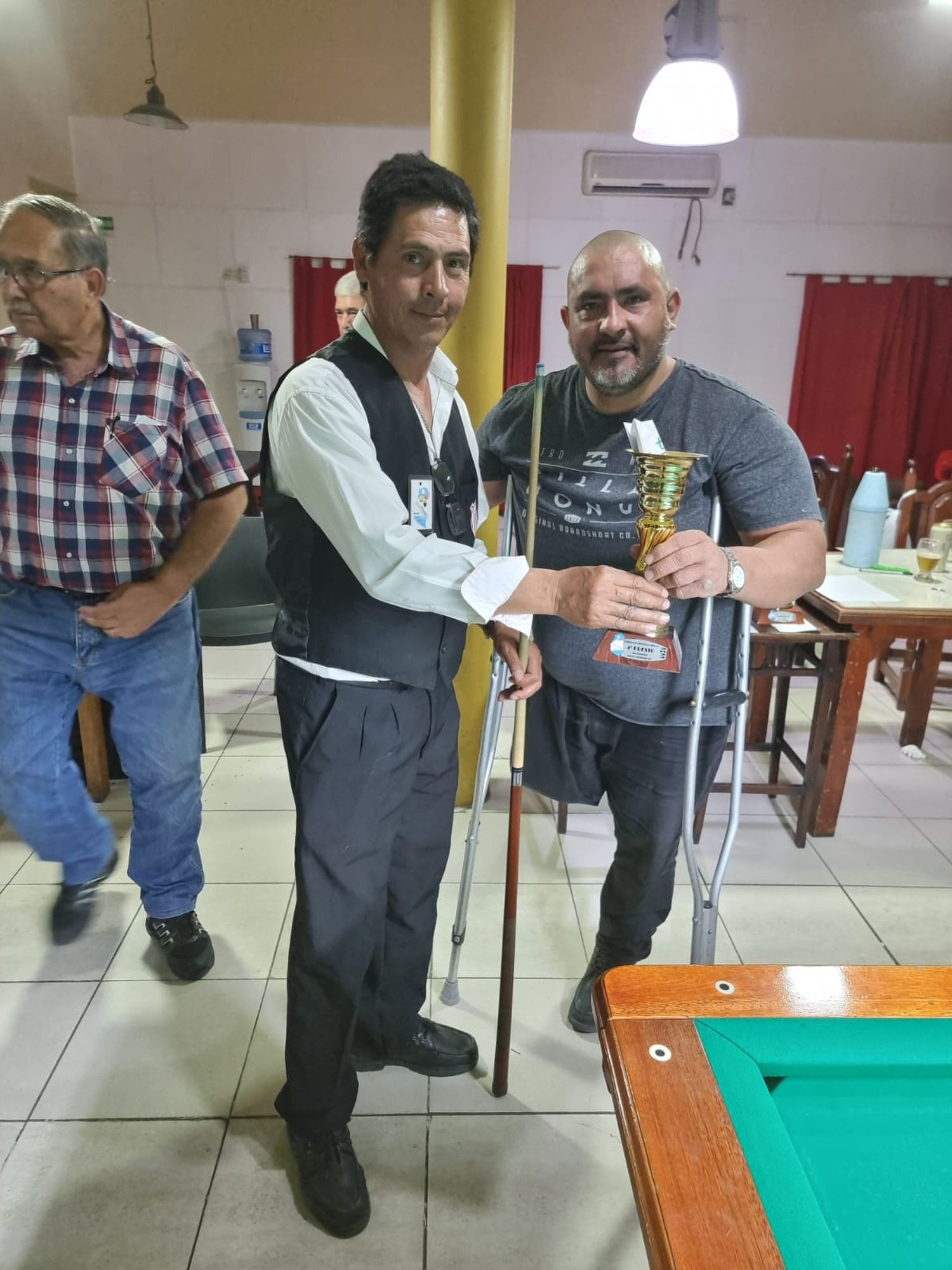 Hugo Daniel Rodríguez compartiendo con Juan Pablo Aguilar la copa obtenida por haber logrado el cuarto puesto en el Entrerriano de Tercera Categoría que se disputón en Paraná.