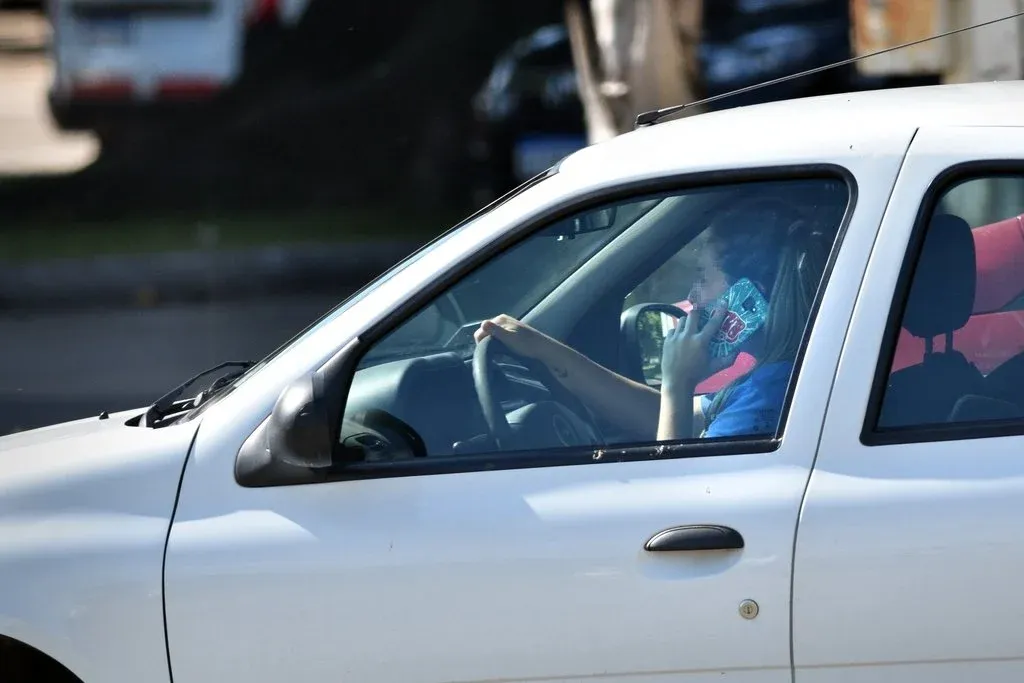 Al utilizar el celular mientras se maneja un auto hay cuatro veces más riesgo de estar involucrado en un siniestro de tránsito. Foto: Archivo/Pablo Aguirre.