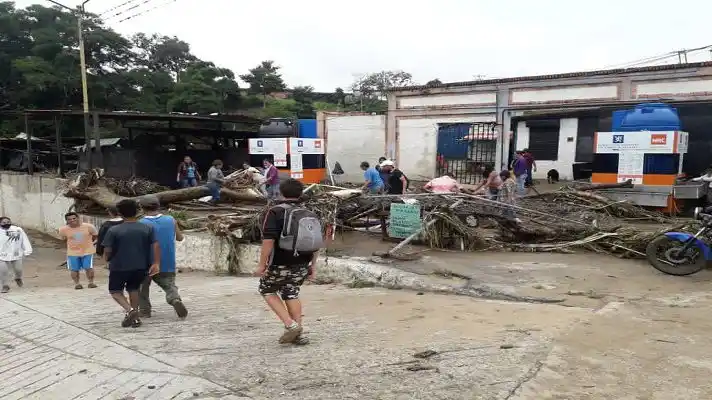 Alojan a damnificados en un gimnasio: declaran EMERGENCIA en Táchira por desbordamiento del río Carapo
