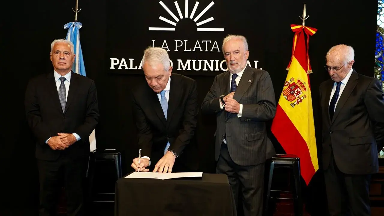 Alak distinguió al director de la Real Academia Española